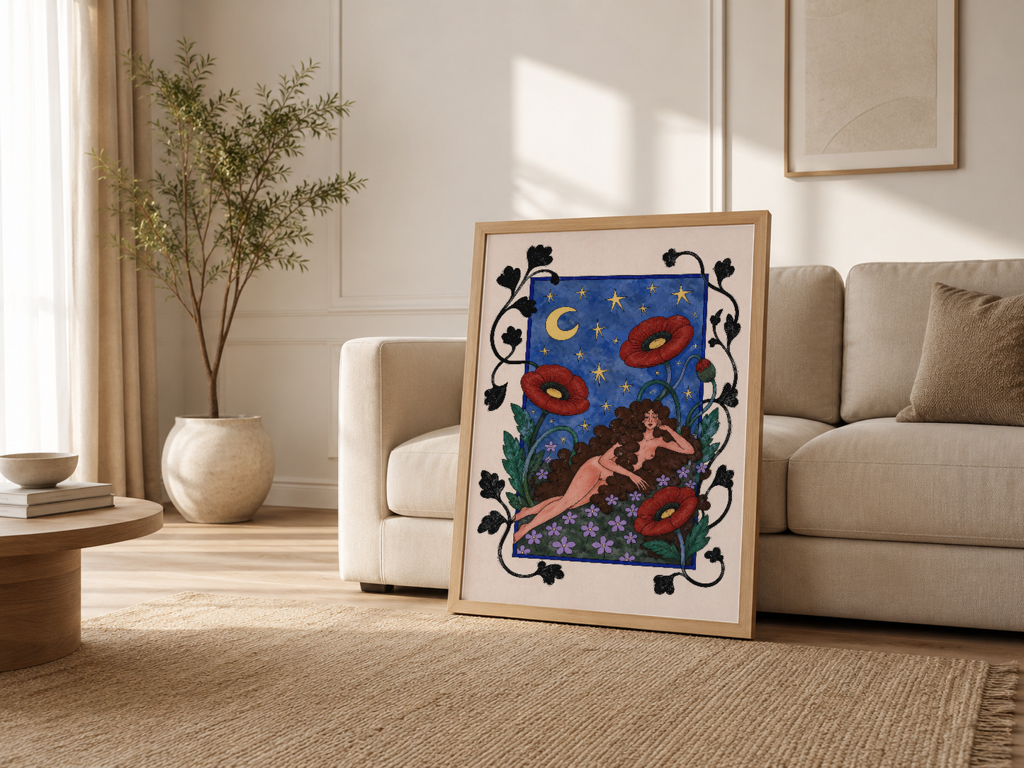 Açık oturma odasında, krem kanepenin yanında ahşap çerçeveli, gece gökyüzü ve çiçek desenli dekoratif tablo.