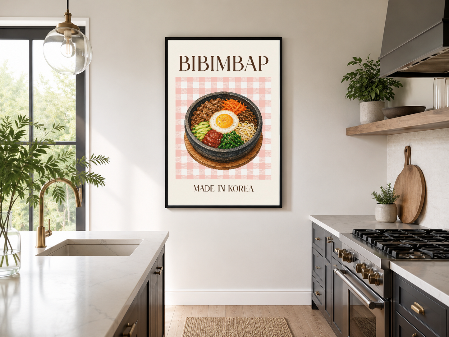 Modern mutfak alanında siyah çerçeveli Bibimbap posteri, güneş ışığı alan pencere yanında dekoratif duvar sanatı.