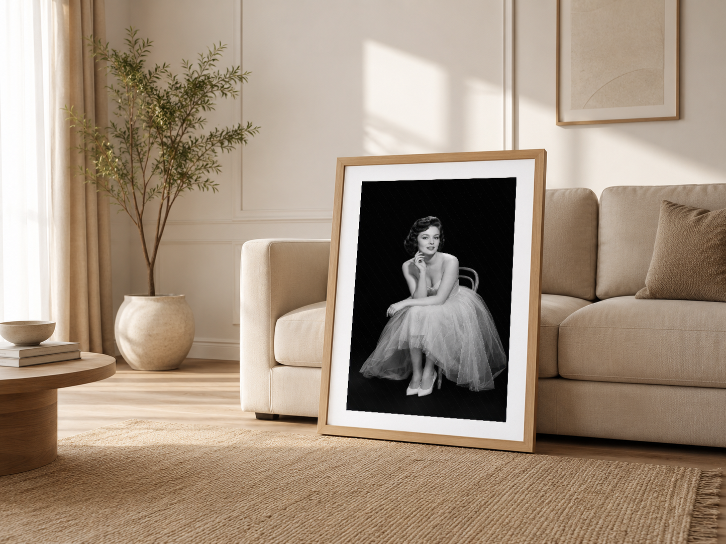 Modern oturma odasında, ahşap çerçeveli klasik portre baskısı kanape yanında minimalist dekorasyon ile.