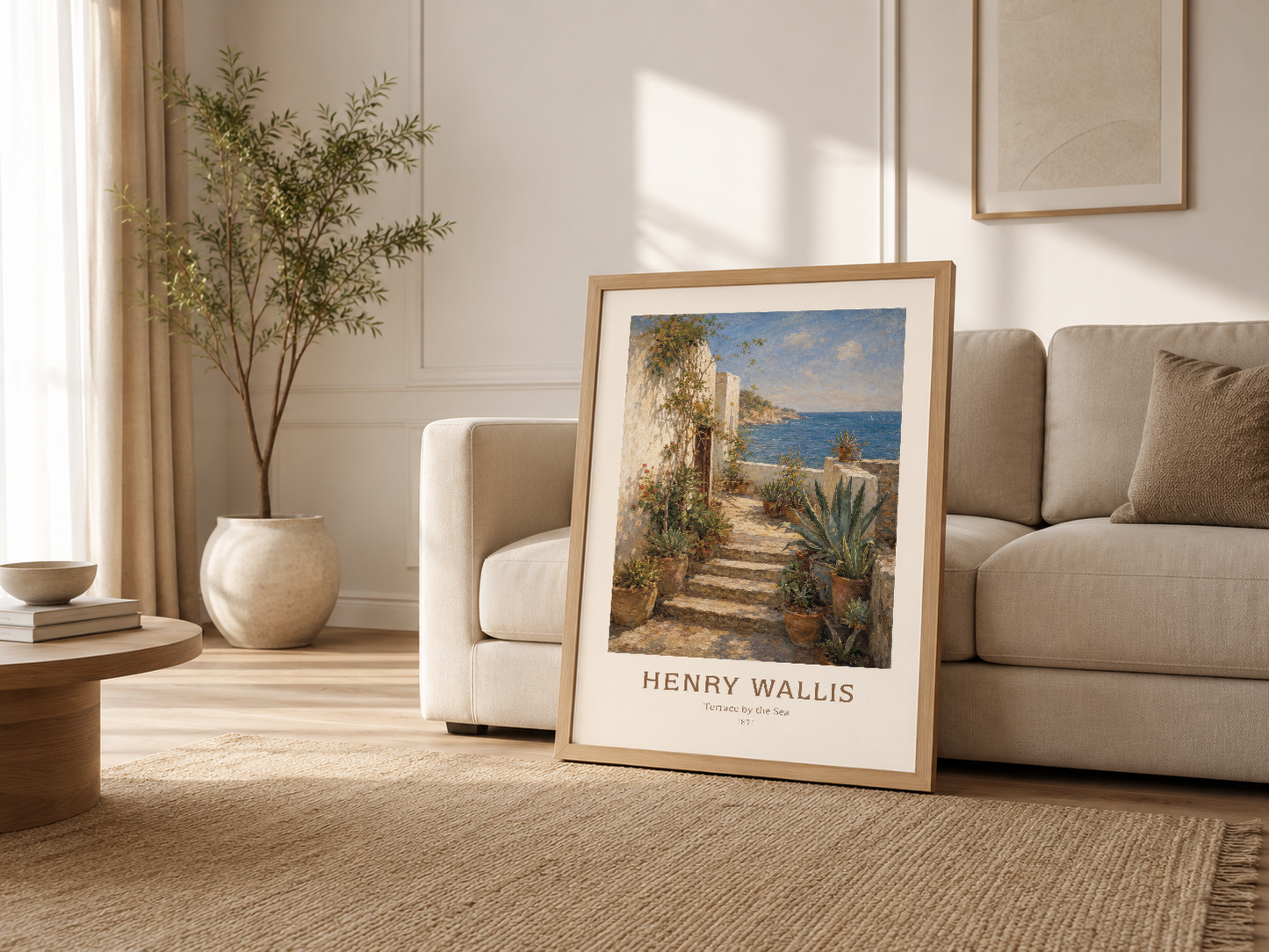 Modern oturma odasında ahşap çerçevedeki Henry Wallis tablosu, kanepenin yanında narin ve sakin bir estetik sunan poster.