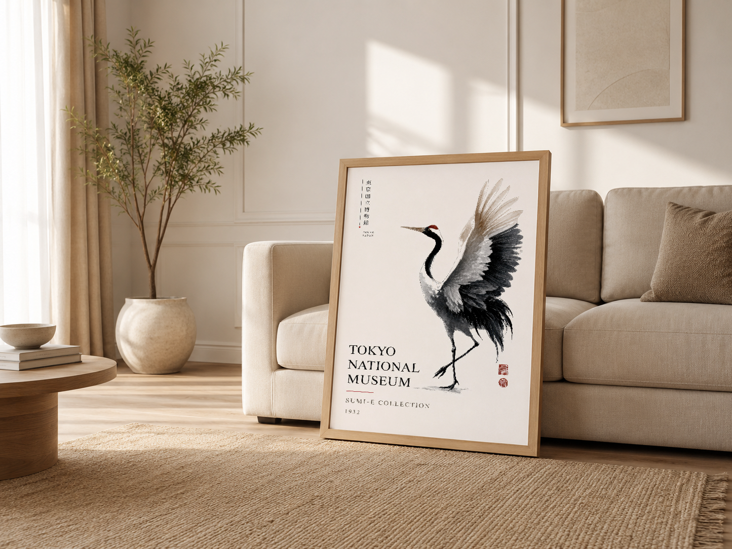 Modern oturma odasında ahşap çerçeveli turna posteri, kanape yanında sanat aksesi olarak kullanılan duvar tablosu.