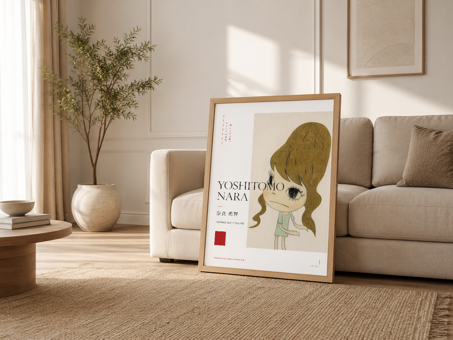 Ahşap çerçeveli Yoshitomo Nara posteri, kanepesi olan oturma odasında şık duvar dekorasyonu.