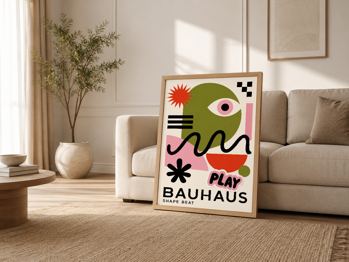 Krem renkli oturma odasında kanepenin yanında sergilenen Bauhaus Play Shape Beat ahşap çerçeveli tablo.