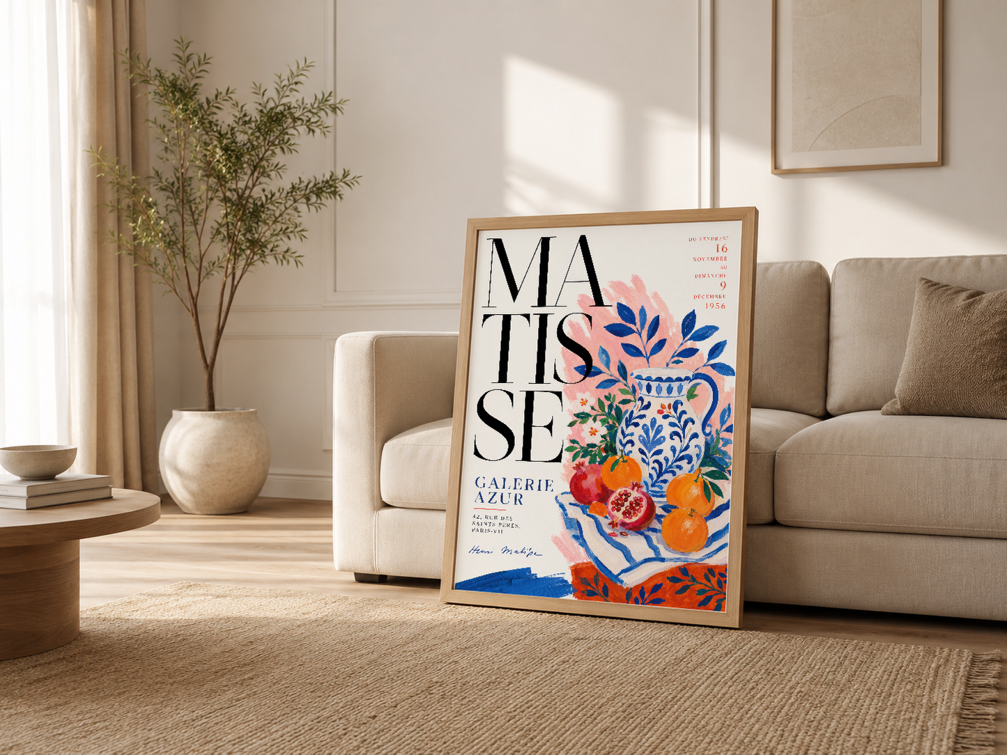 Krem renkli oturma odasında ahşap çerçeili Matisse posteri, sanat deco üslubu ve canlı renk harmonyası.