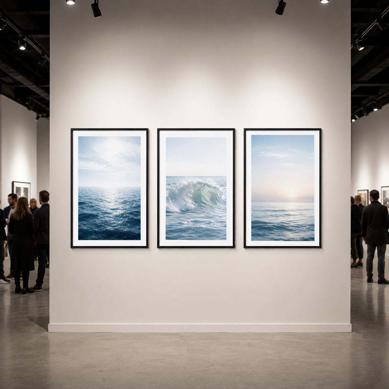 Siyah çerçeveli üç parçalı deniz posteri seti, galeri duvarında profesyonel sanat sergisinde gösteriliyor.