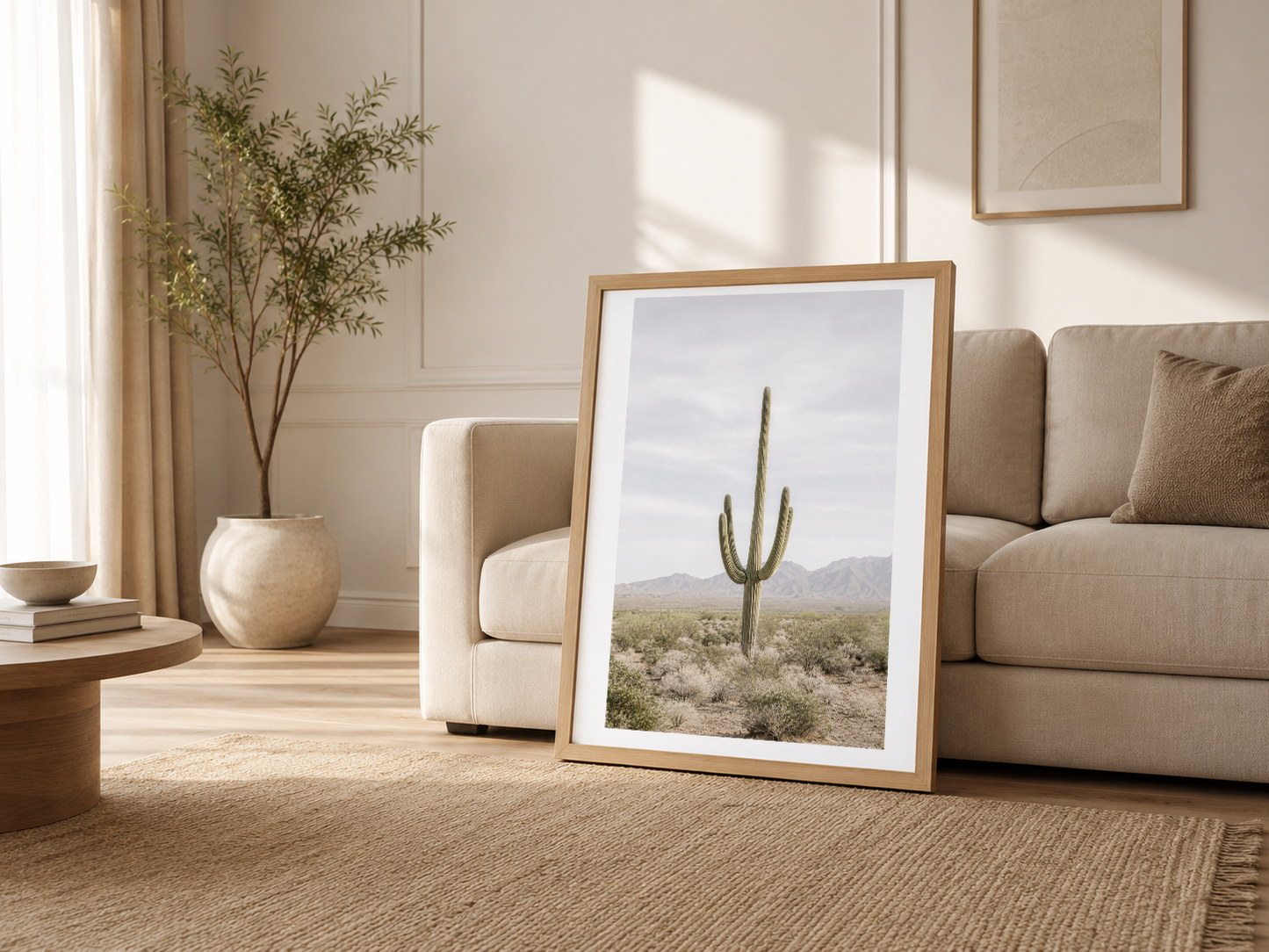 Ahşap çerçeveli saguaro tablosu; açık renkli oturma odasında sanatsal aksiyon noktası