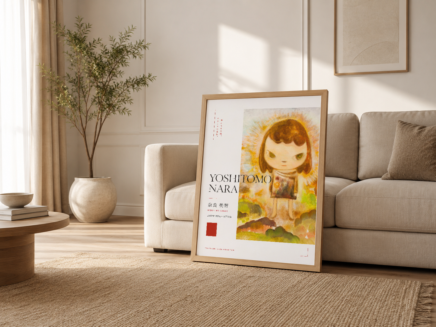 Minimal oturma odasında ahşap çerçeveli, kanepenin yanında sanat tablosu krem tonları ile uyumlu dekore ortamı tamamlıyor.