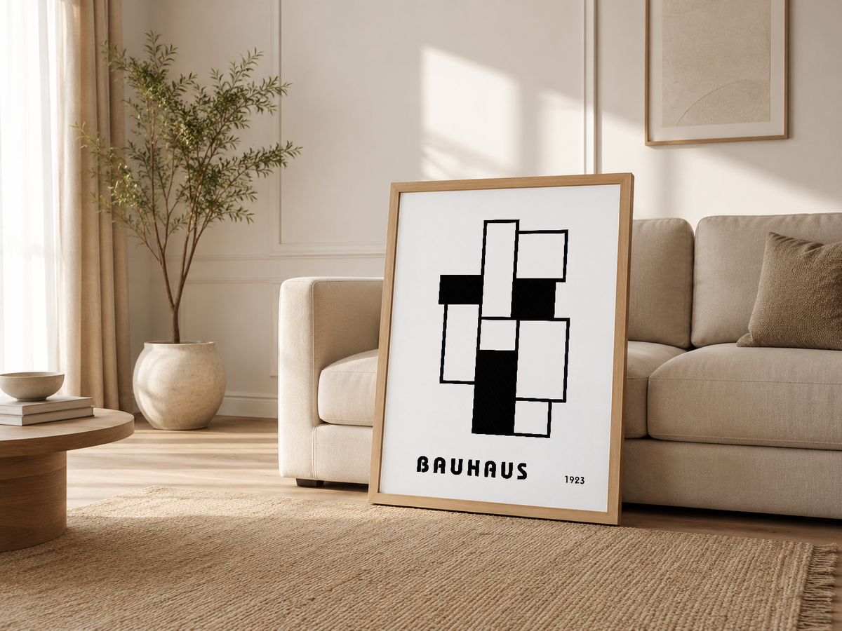 Işılı modern oturma odasında, ahşap çerçeveli Bauhaus 1923 posteri kanepenin yanında yaslı konumlanış.