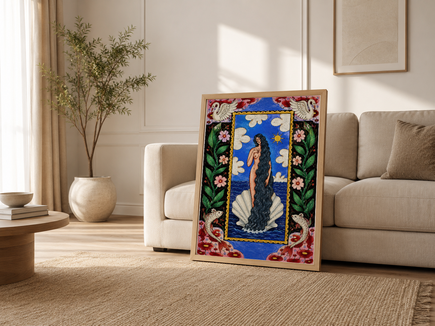 Işılı modern oturma odasında, kream rengi kanepe yanında, dekoratif çerçeveli fantastik tablo, beige tonlarındaki minimalist