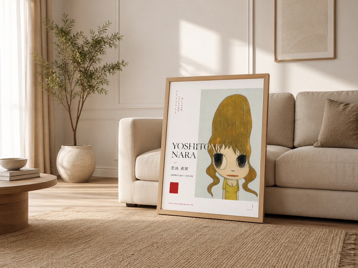 Nötr oturma odasında ahşap çerçeli poster, zarif sanat koleksiyonunun merkezinde yer alıyor.
