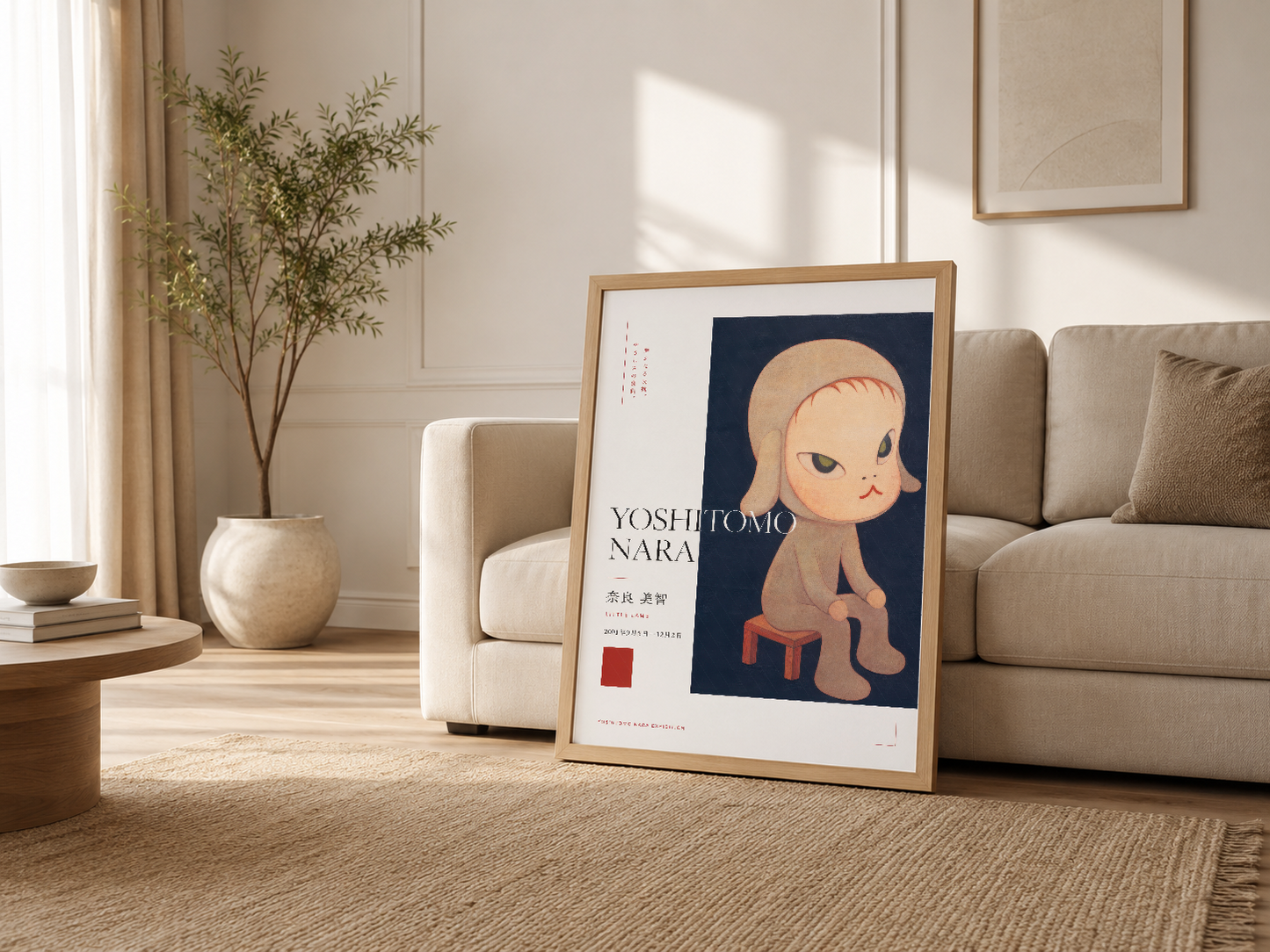 Ahşap çerçeveli poster, nötr oturma odasında kanepenin yanında sanat ve rahatlık birleştiriyor.