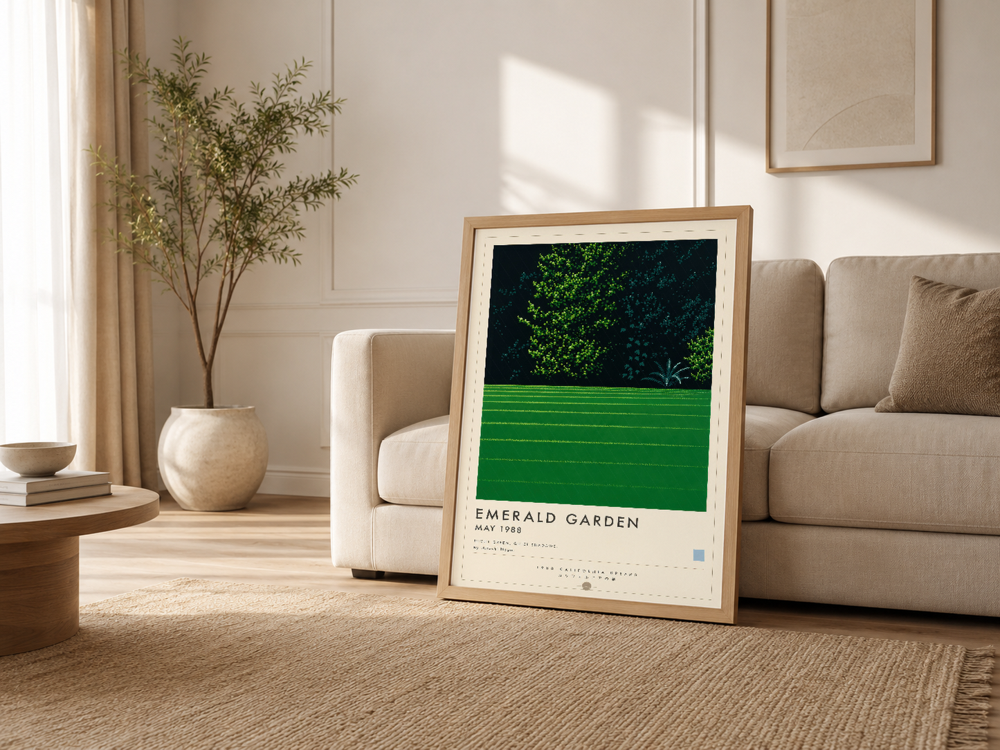 Ahşap çerçeveli Emerald Garden tablosu, çağdaş oturma odasında beige tonları arasında sakin ve dengeli bir görsel merkez