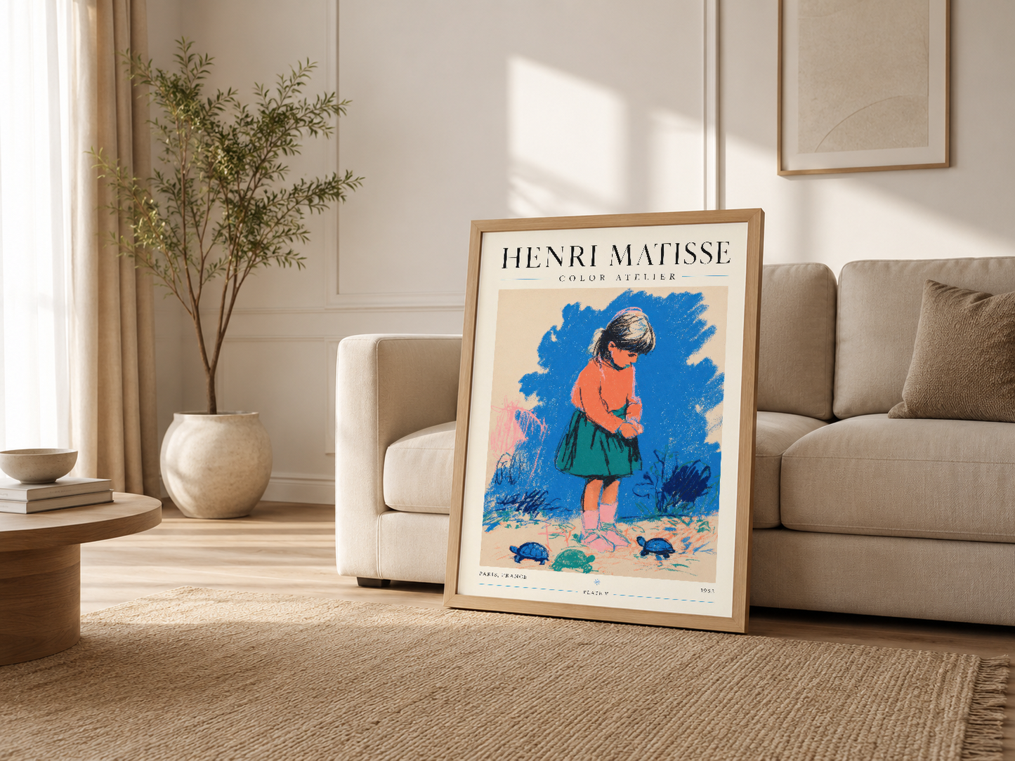 Minimalist oturma odasında, ahşap çerçeveli Matisse tablosu kanepe yanında sanat aksentı yaratıyor.