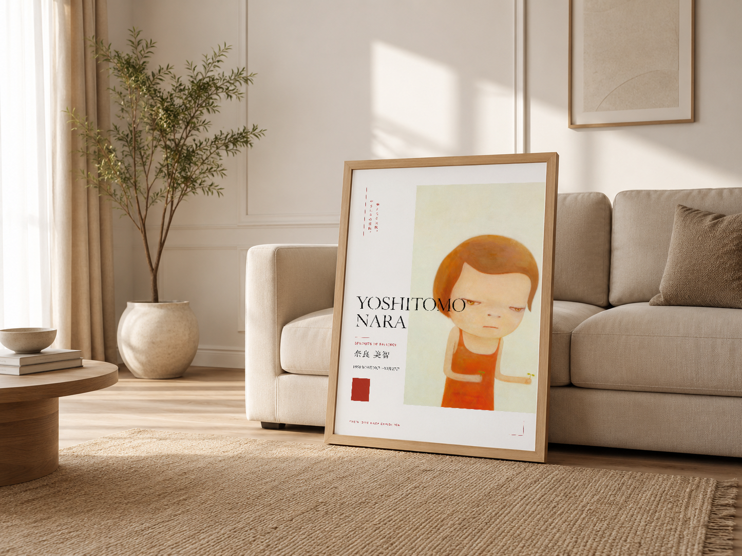 Minimalist yaşam odasında ahşap çerçeli Yoshitomo Nara sanat tablosu kanepenin yanında.