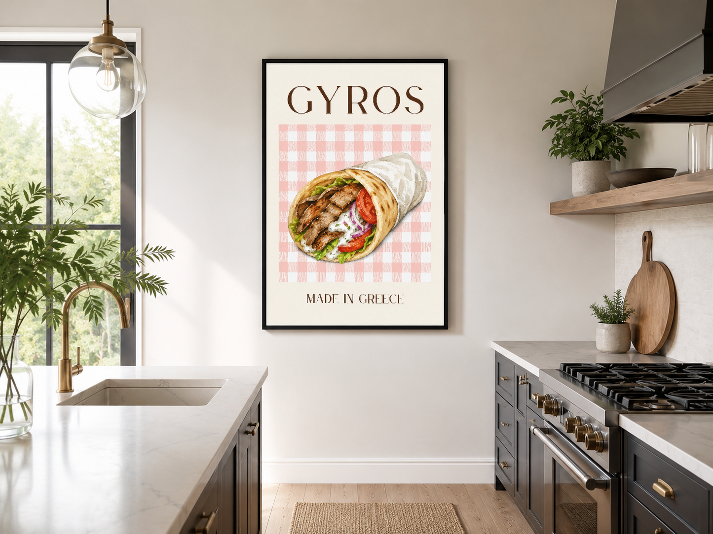 Modern mutfakta siyah çerçeveli gyros tablosu, şık aydınlatma ve bitkilendirmeyle birlikte sergilenen.