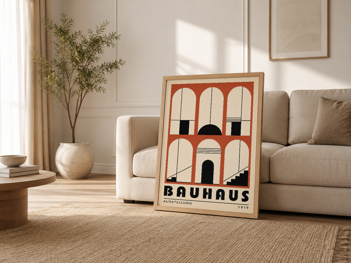 Krem oturma odasının yanına yerleştirilmiş Bauhaus posteri, geometrik sanat tablonun minimalista mobilya uyumlu tasarımı.