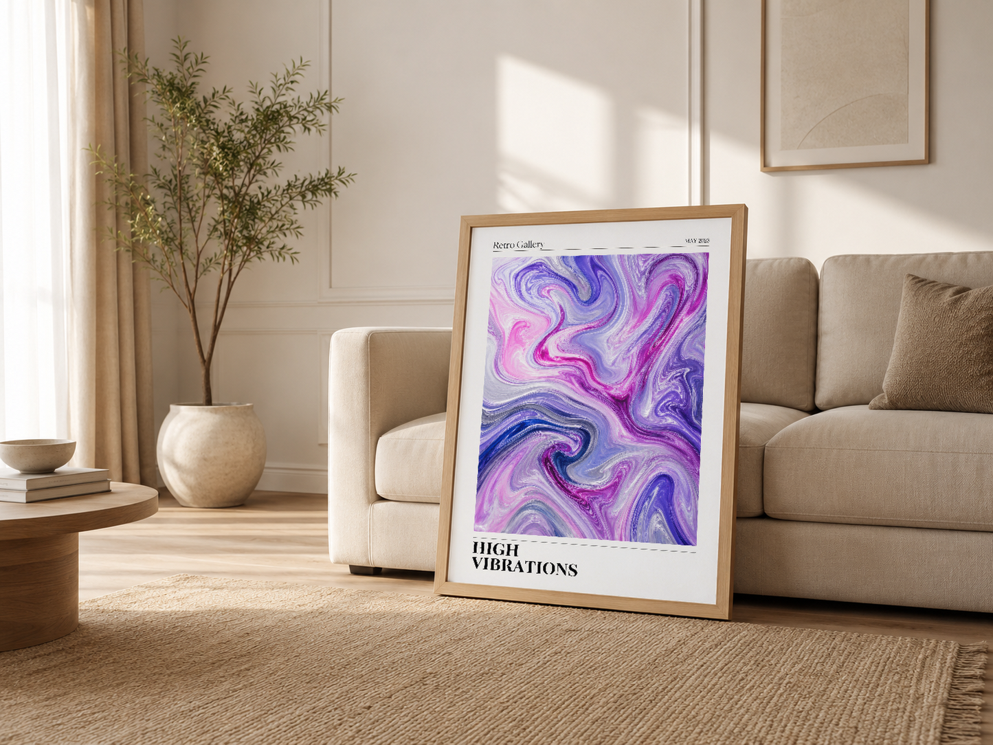 Krem kanepenin yanında ahşap çerçeveye alınmış, canlı mor-pembe soyut sanat tablosu.