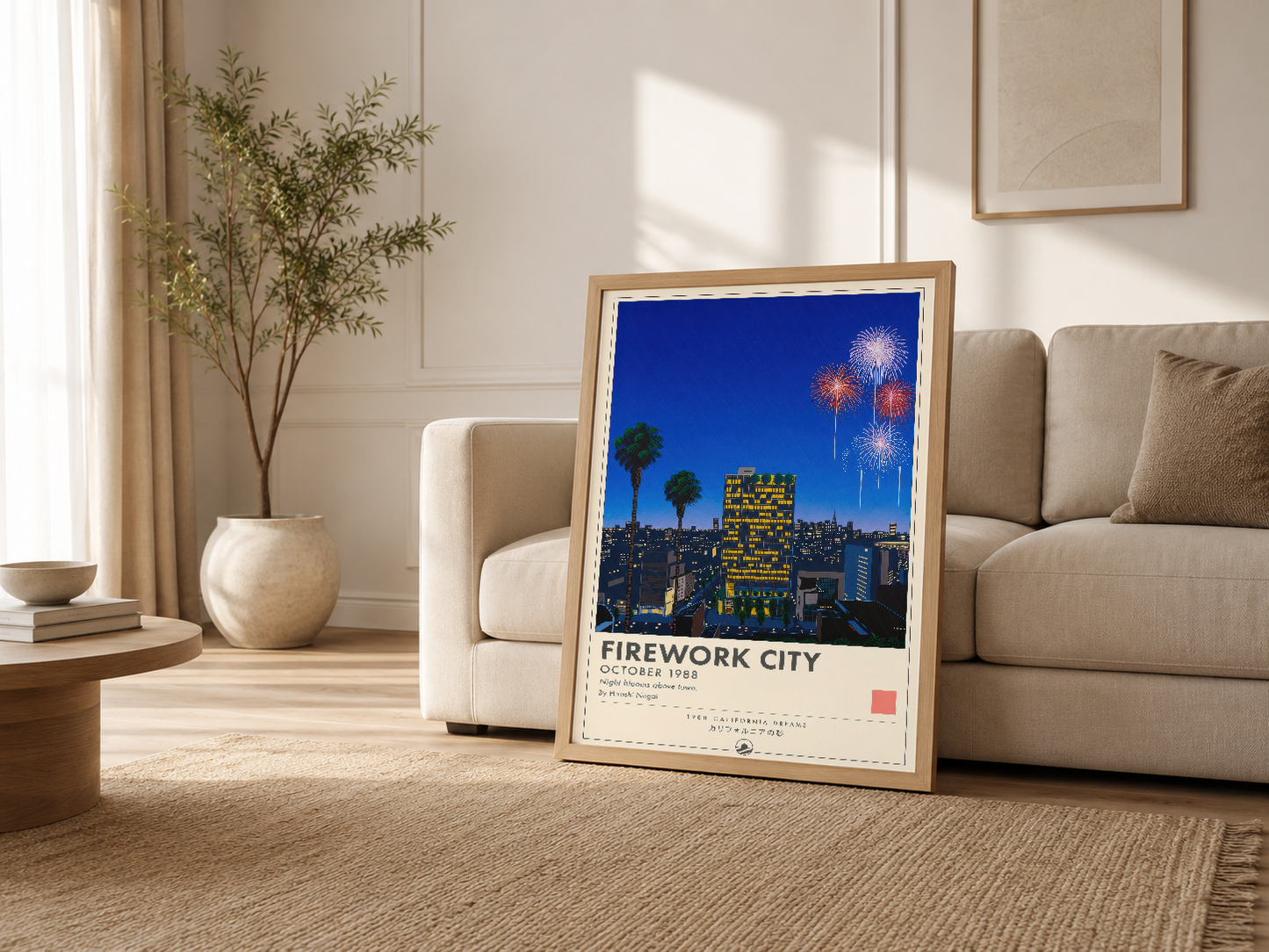 Şık oturma odasında ahşap çerçeveli Firework City posteri, kanepenin yanında duvarı dekore eden retro sanat tablosu.