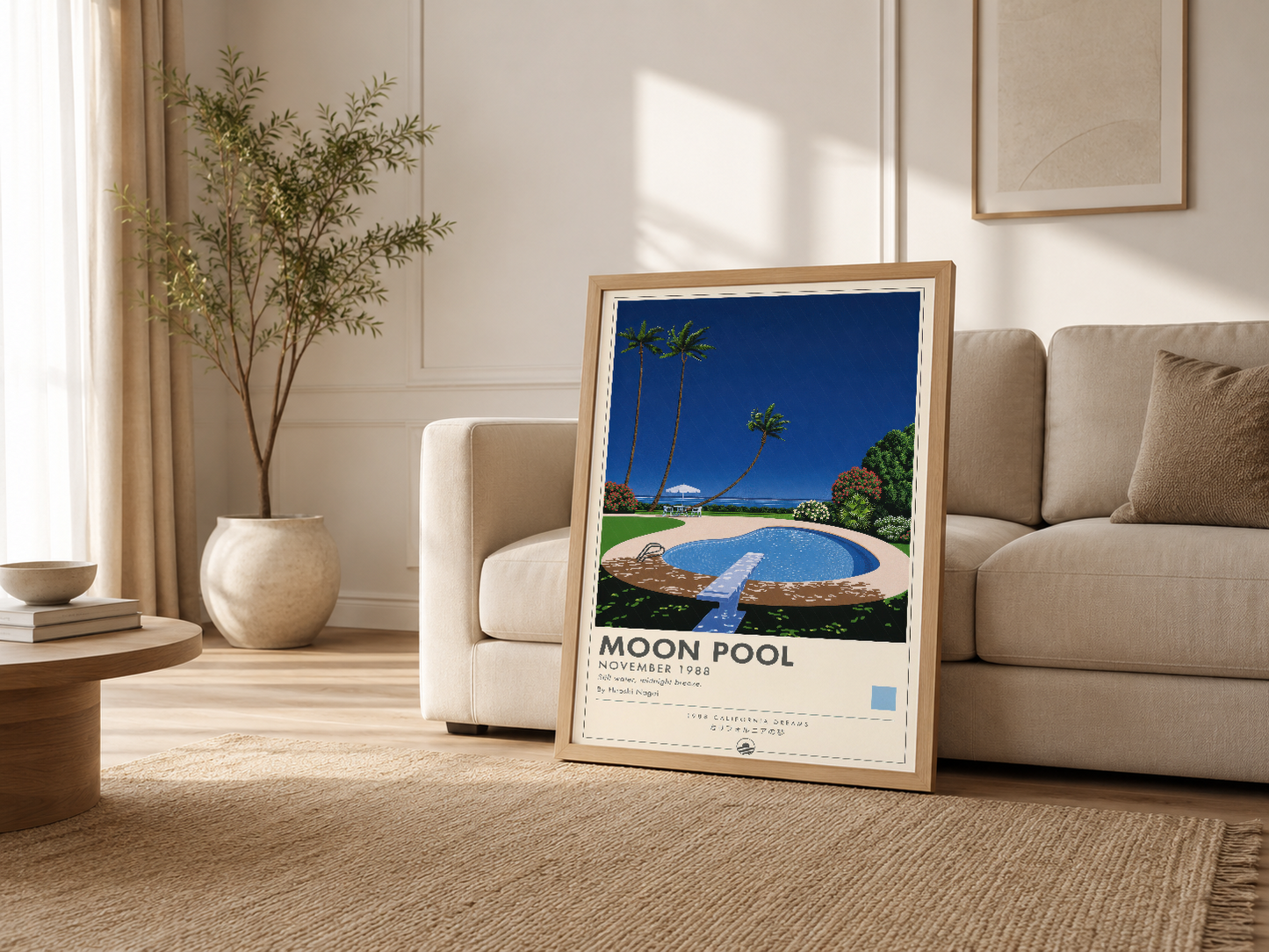 Krem renkli oturma odasında, ahşap çerçeveli Moon Pool posteri kanape yanında yer alan şık dekorasyon.