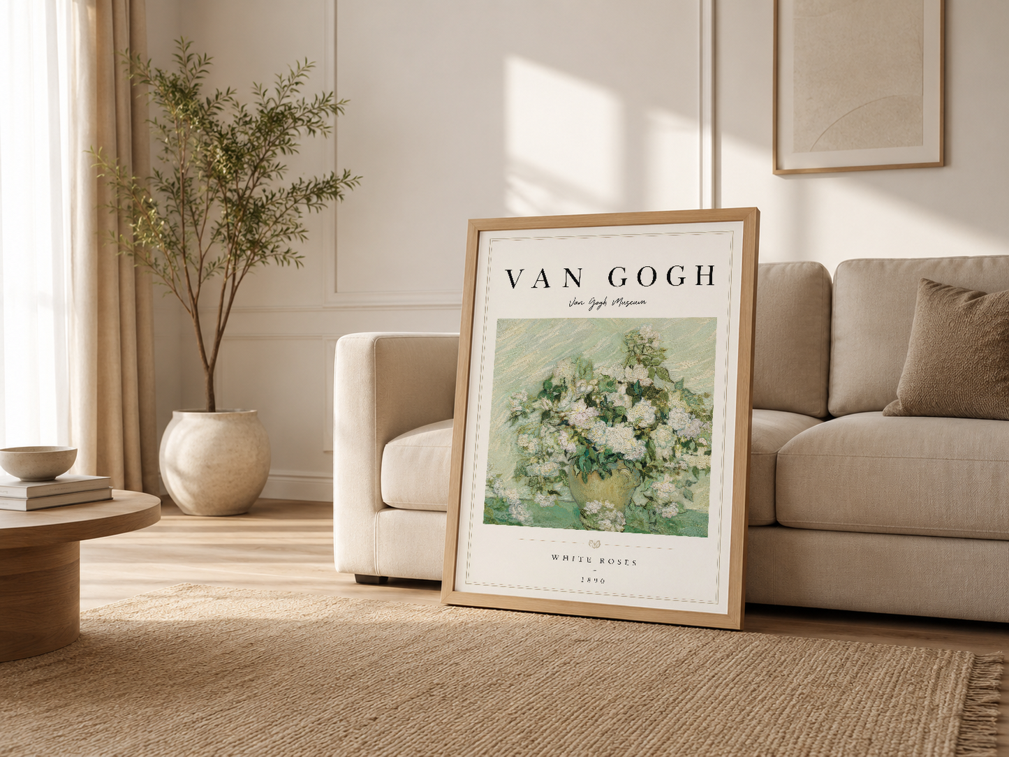 Ahşap çerçeveli Van Gogh Beyaz Güller tablosu, nötr oturma odasında kanepenin yanında gösterilen klasik sanat.