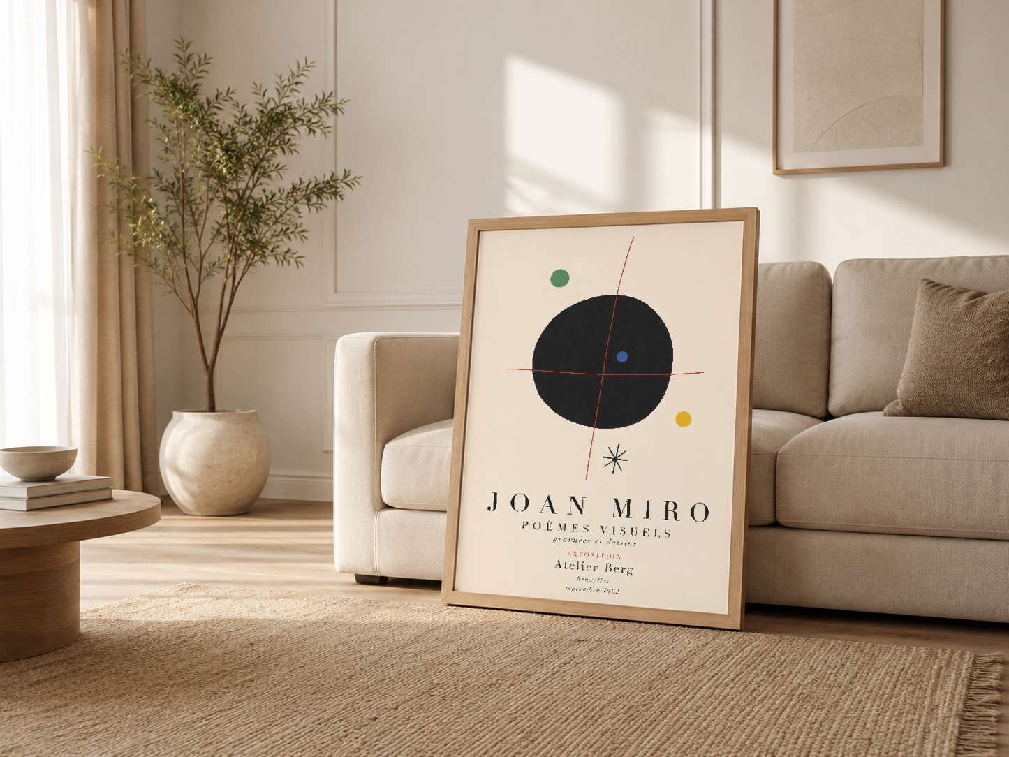 Nötr renkli oturma odasında, ahşap çerçevede duran Joan Miro sanat poster, modern iç dekorasyon.