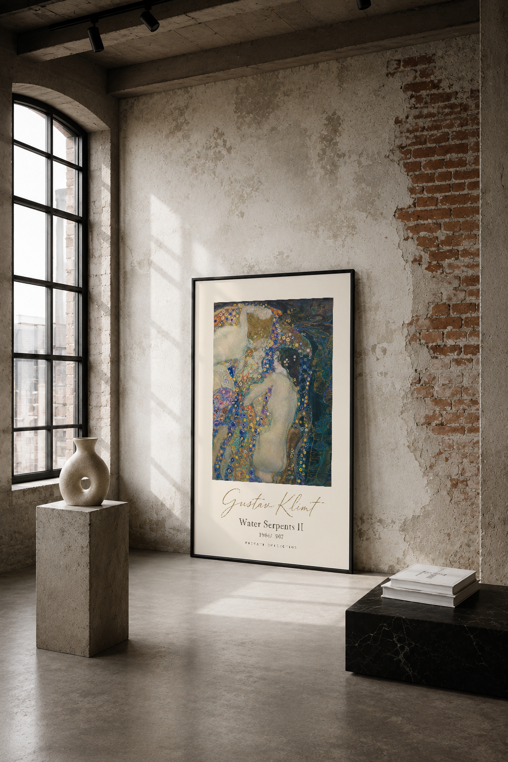 Klimt'in Water Serpents II tablosu, endüstriyel loft dekorasyonunda siyah çerçeveli poster olarak sergileniyor.