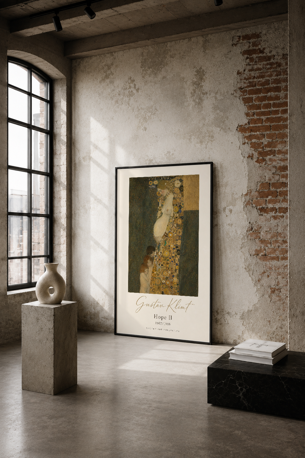 Gustav Klimt'in Hope II tablosu, altın ve yeşil tonlarıyla endüstriyel mekanda zarafet yayıyor.