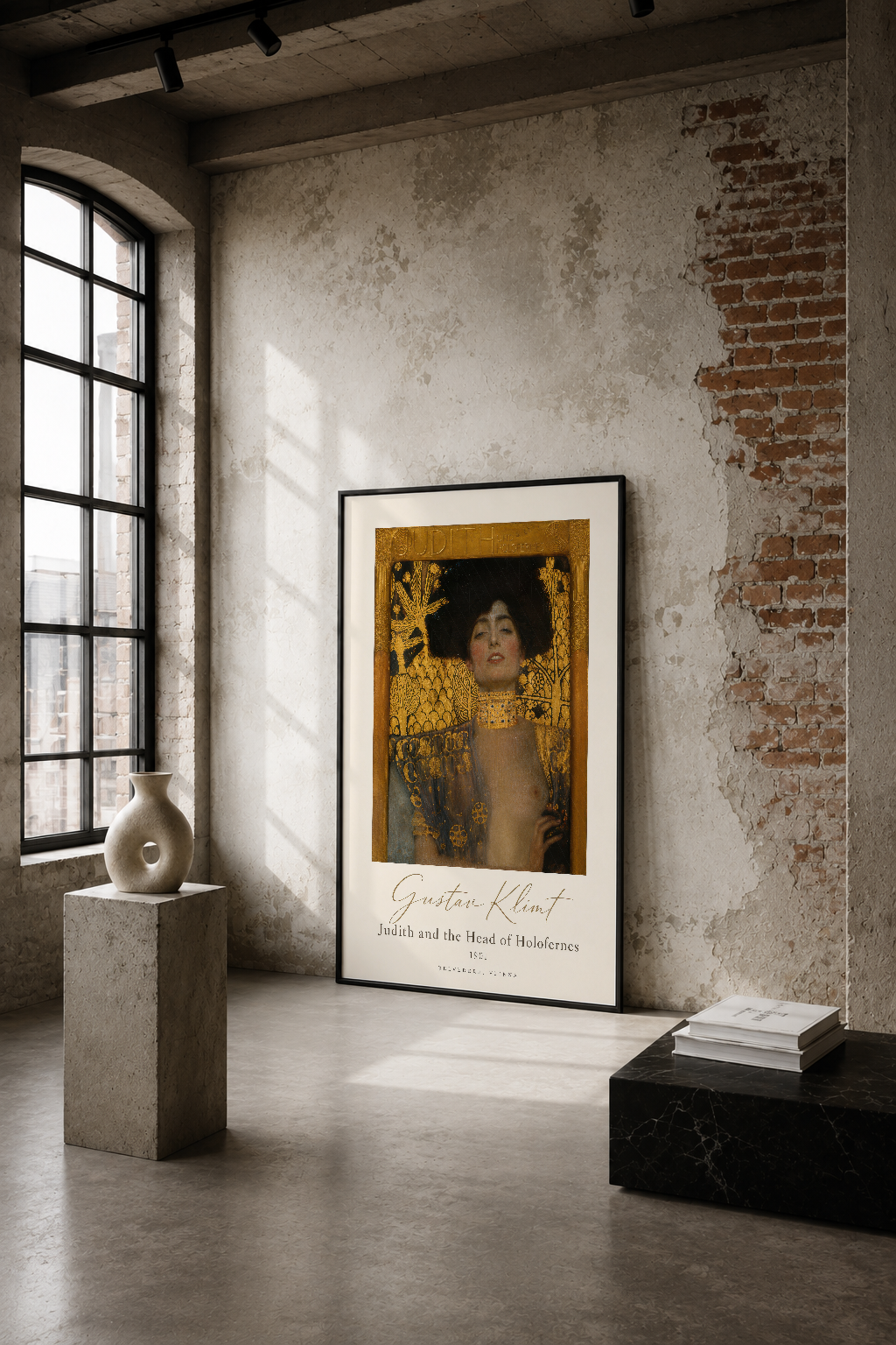 Klimt'in Judith tablosu, altın detaylarıyla endüstriyel loft dekorasyonunda görkemli bir şekilde sergileniyor.