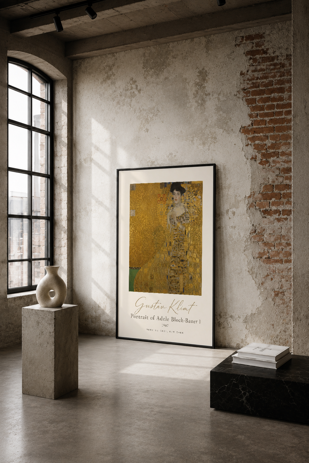 Klimt'in ikonik altın portresi, endüstriyel bir loft alanında sade çerçevede, işık ve doku ile canlanıyor.