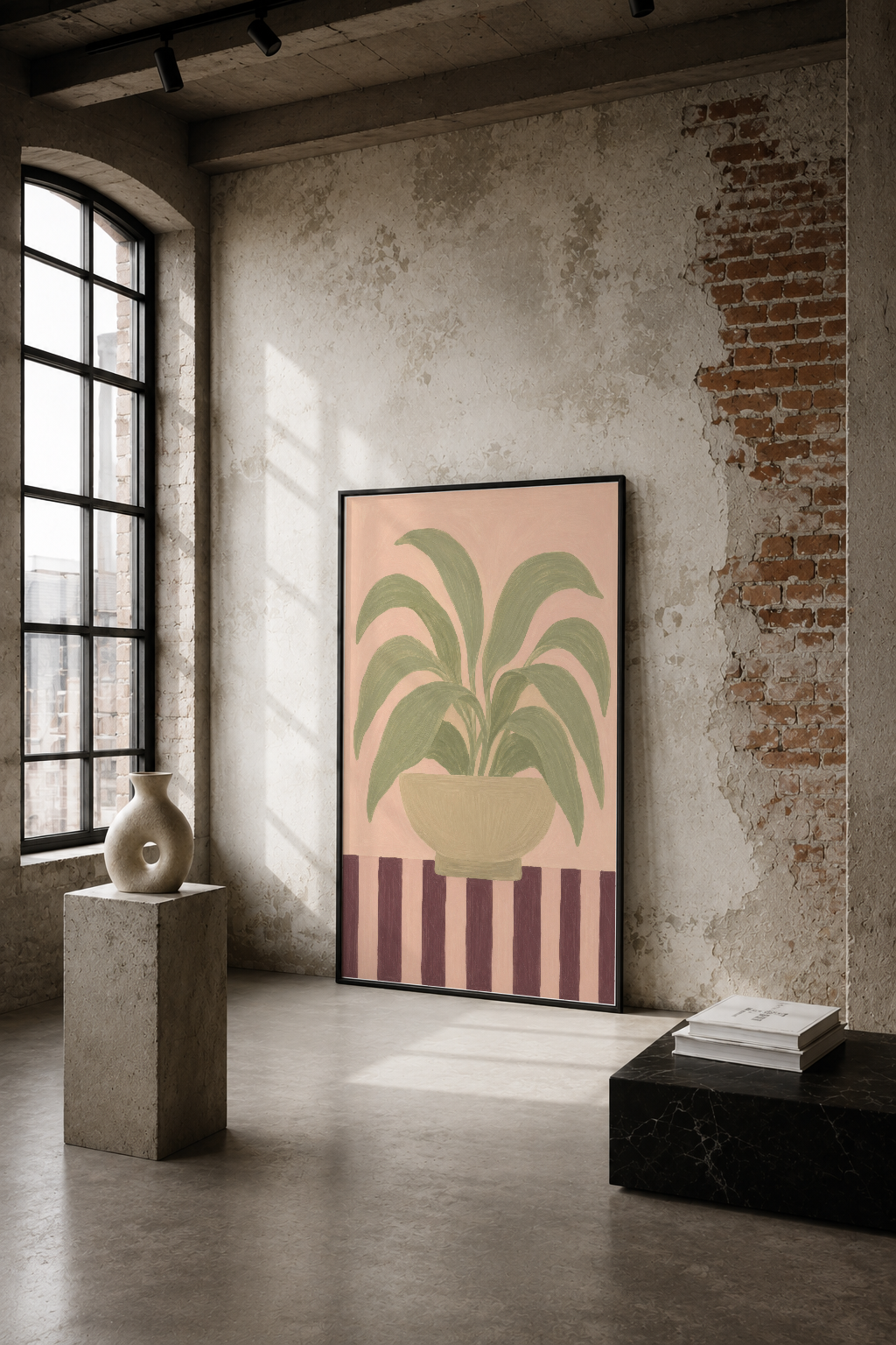 Pastel pembe zemin üzerine yeşil yapraklı bitki ve çizgili saksı tasarımı, endüstriyel loft stilde sergileniyor.