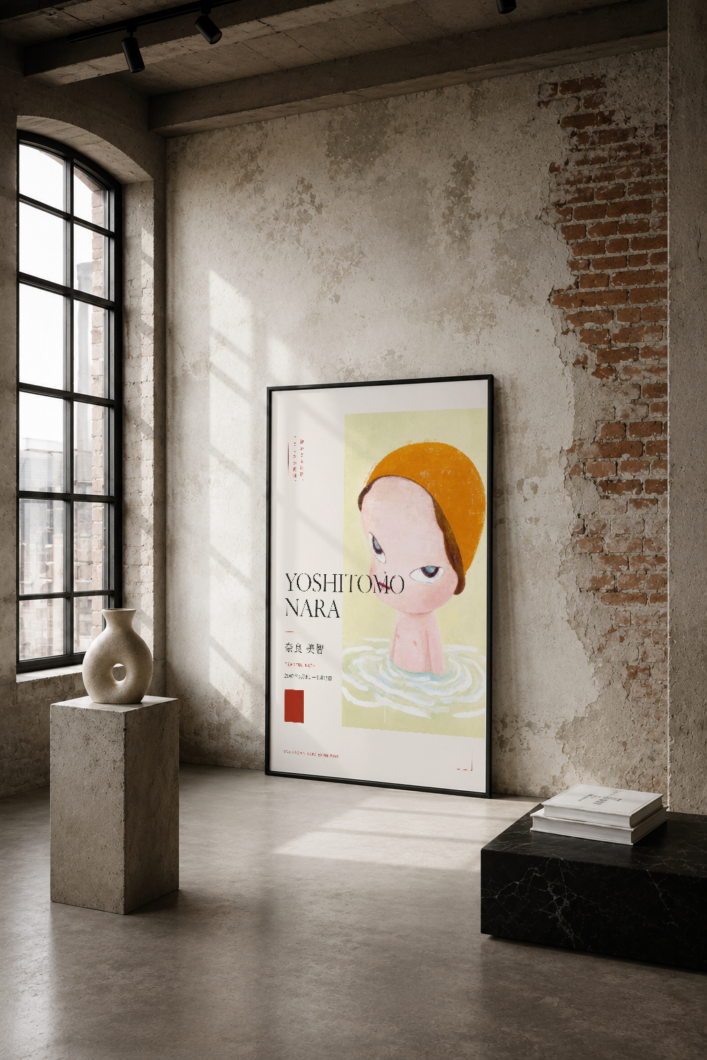 Turuncu başlığı figürle Japon şıklığını taşıyan minimalist poster, endüstri stilindeki tuğla duvarlar arasında.