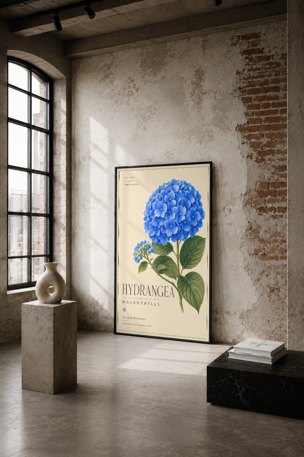 Kobalt mavi hortensia çiçeğinin botanik illüstrasyonu, endüstriyel loft mekanında sade çerçeve içinde sergilendi.