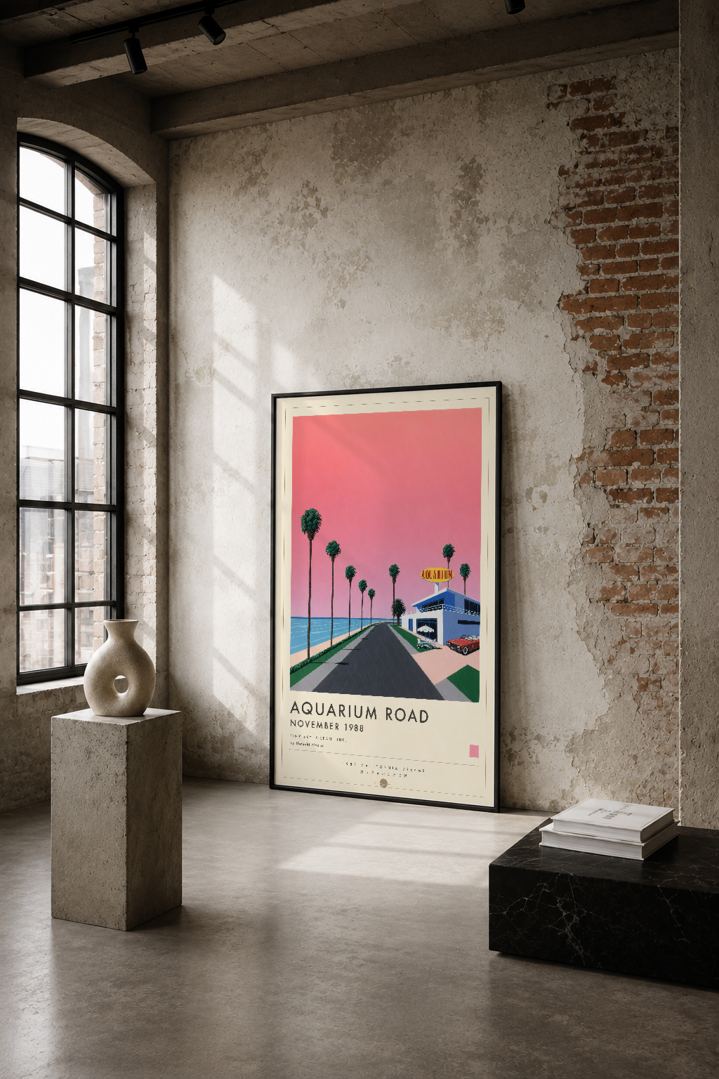 Aquarium Road vintage sanat tablosu, pembe gökyüzü ve palmiye ağaçlarının yer aldığı renkli posterle endüstriyel loft