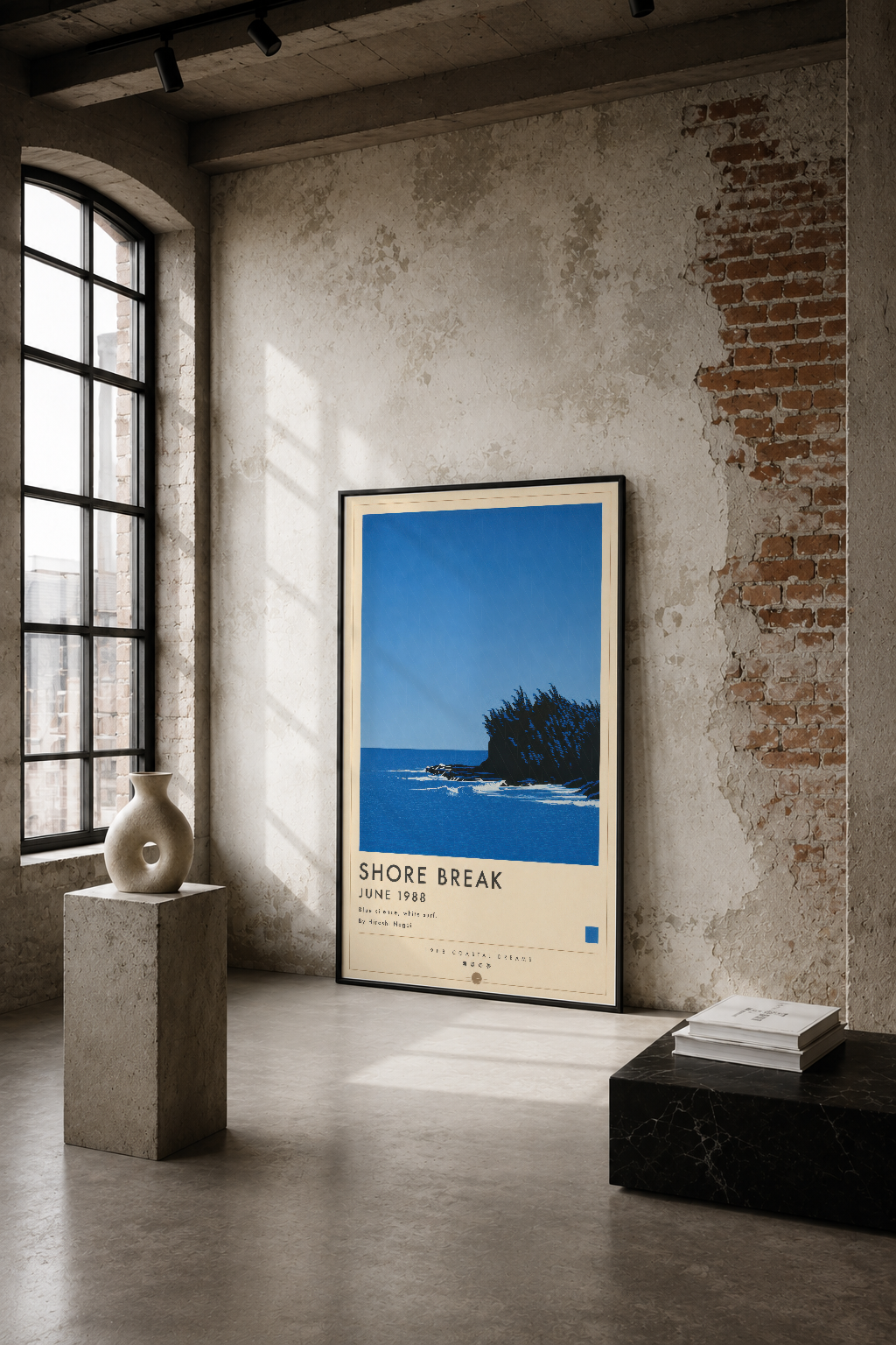 Mavi deniz manzarası ve kayalık kıyı motifli retro tarzı poster, endüstriyel loft alanında duvar tablosu.