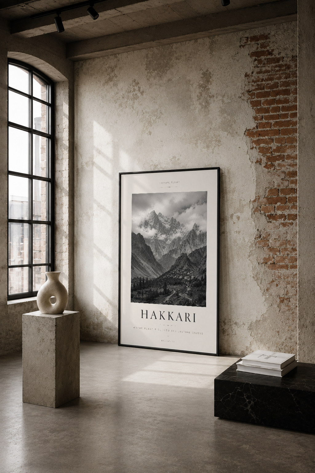 Hakkari Dağları siyah-beyaz fotoğraf sanat tablosu, endüstriyel mekanda sade çerçevede sergileniyor.