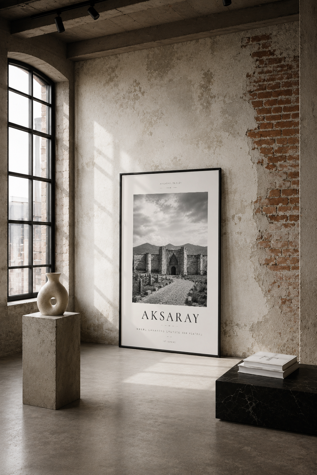 Aksaray tablosu, endüstriyel loft tarzı boş bir mekanda, siyah çerçeveli çerçevede tarihi kalıntıları siyah beyaz fotoğrafla