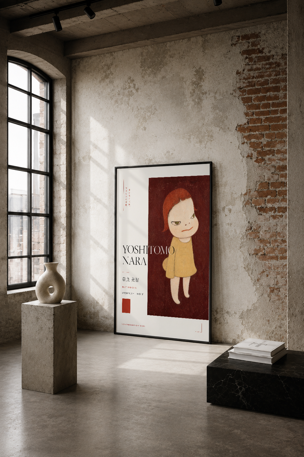 Sarı elbiseli kızın portresi, koyu kırmızı fonda minimalist sanat stilinde tasarlanmış duvar tablosu.