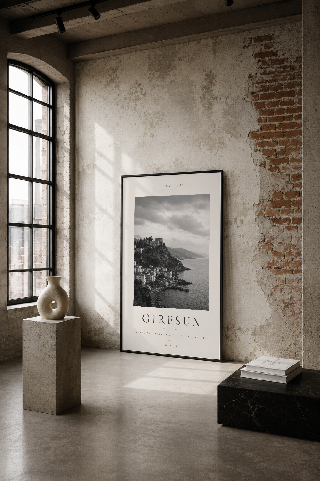 Giresun poster, endüstriyel loft tarzı mekanda siyah çerçeve içinde duvarı süsleyen siyah beyaz dağ ve deniz fotoğrafyası.