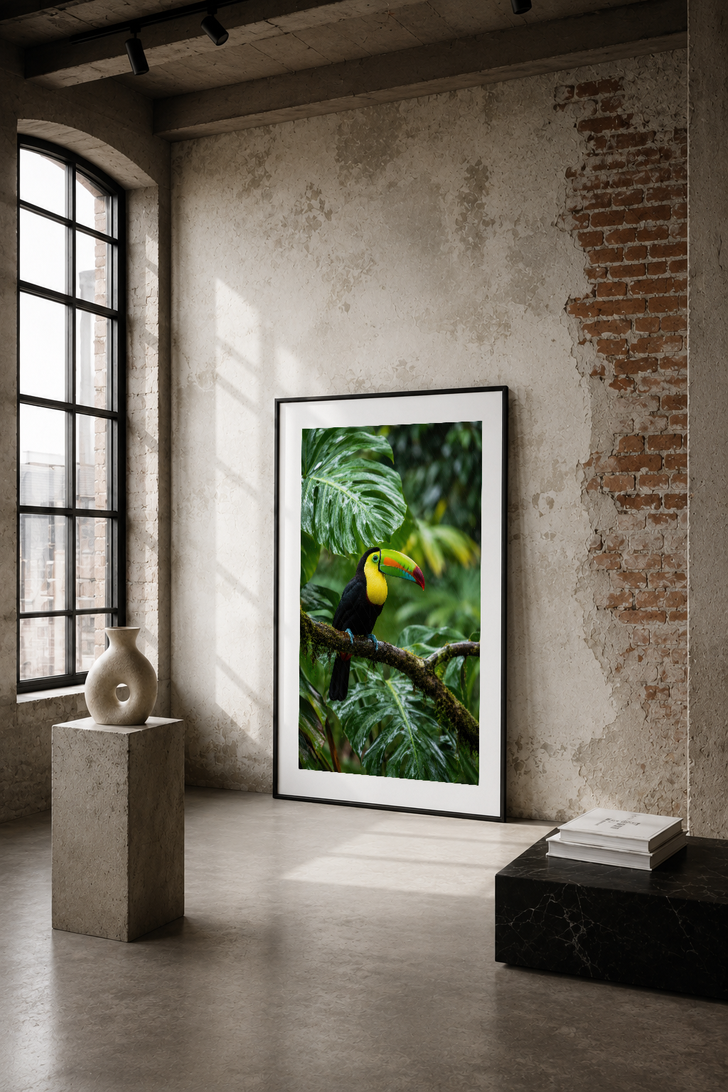Sarı göğüslü tukan kuşunun canlı doğa fotoğrafı, endüstriyel tarzda beyaz duvarlı minimalist bir iç mekanda siyah çerçevede.