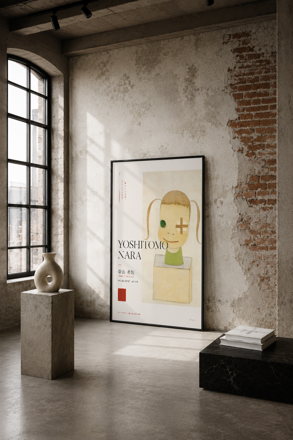 Yoshitomo Nara tablosu, endüstriyel bir galeri alanında sade siyah çerçevesi ve minimalist karakteri ile sergileniyor.