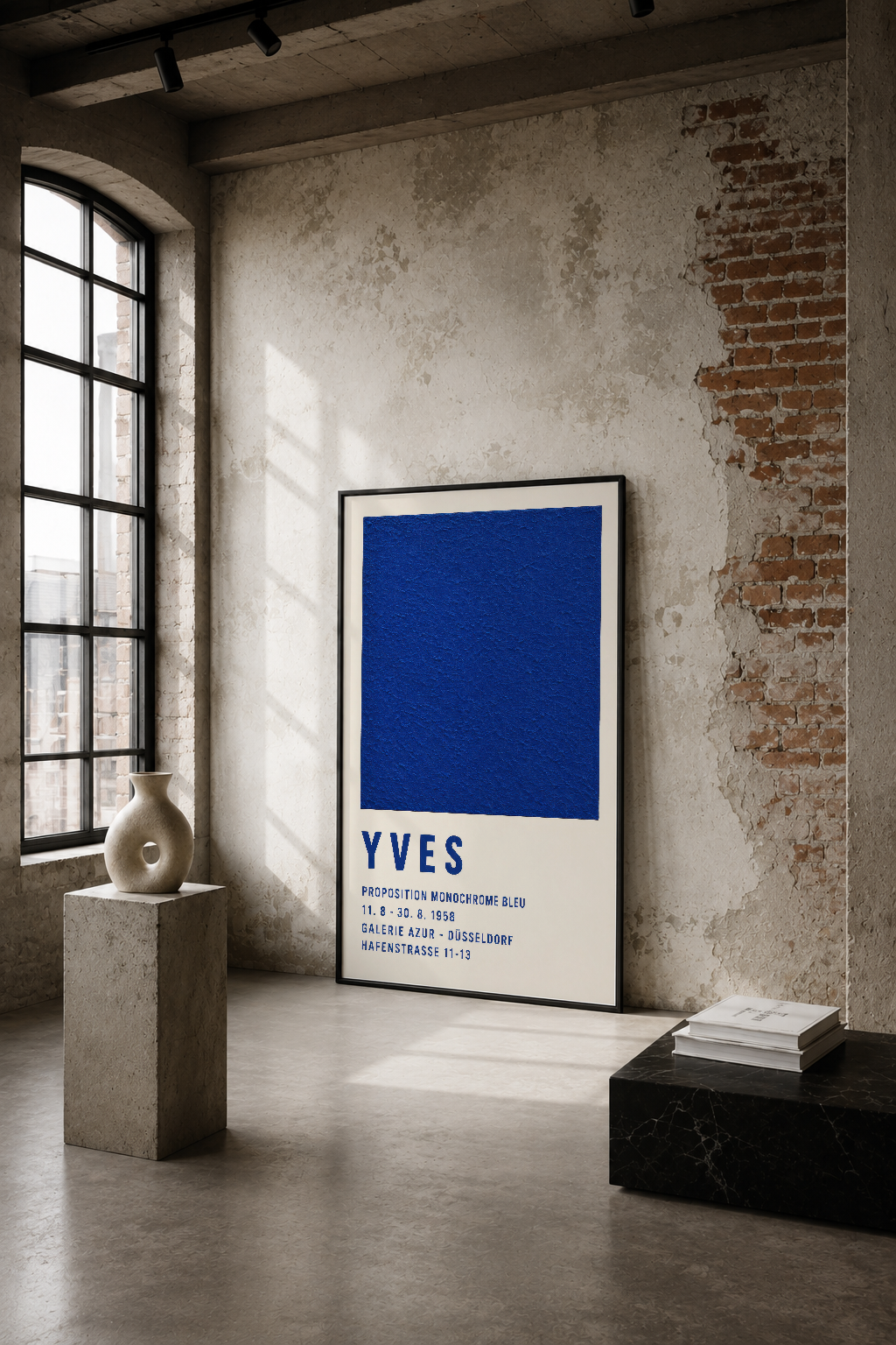 1958 Yves Klein retrospektif sergisi afişi, endüstriyel mekanda duvarında asılı, minimalist cobalt mavi tasarım.