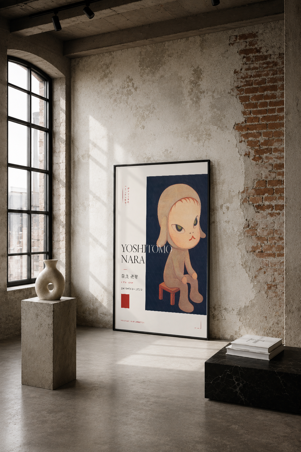 Yoshitomo Nara tablosu, endüstriyel minimalist mekanda tuval çerçevesinde sergilenen sanat eseri.