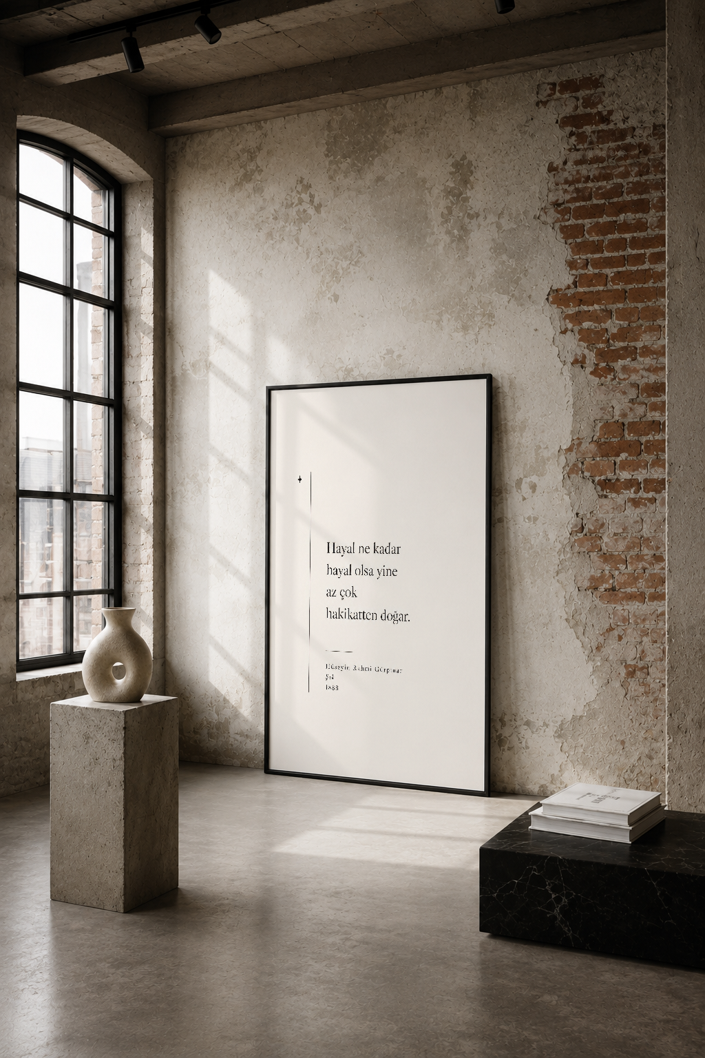 Minimalist türkçe şiir tablosu, endüstriyel loft ortamında tuğla duvarın önünde sergilenen siyah çerçeveli poster.