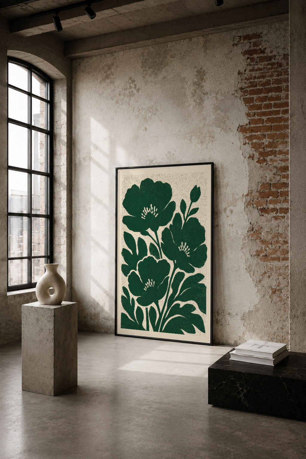 Koyu yeşil çiçek desenli sanat tablosu, endüstriyel stile sahip minimalist mekanında duvar sanatı olarak sergileniyor.