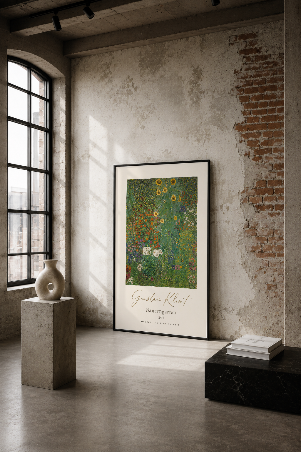 Klimt'in çiçek bahçesi posterinin siyah çerçevesi, endüstriyel bir mekandaki beton duvar ve tuğla karşısında sanat ve