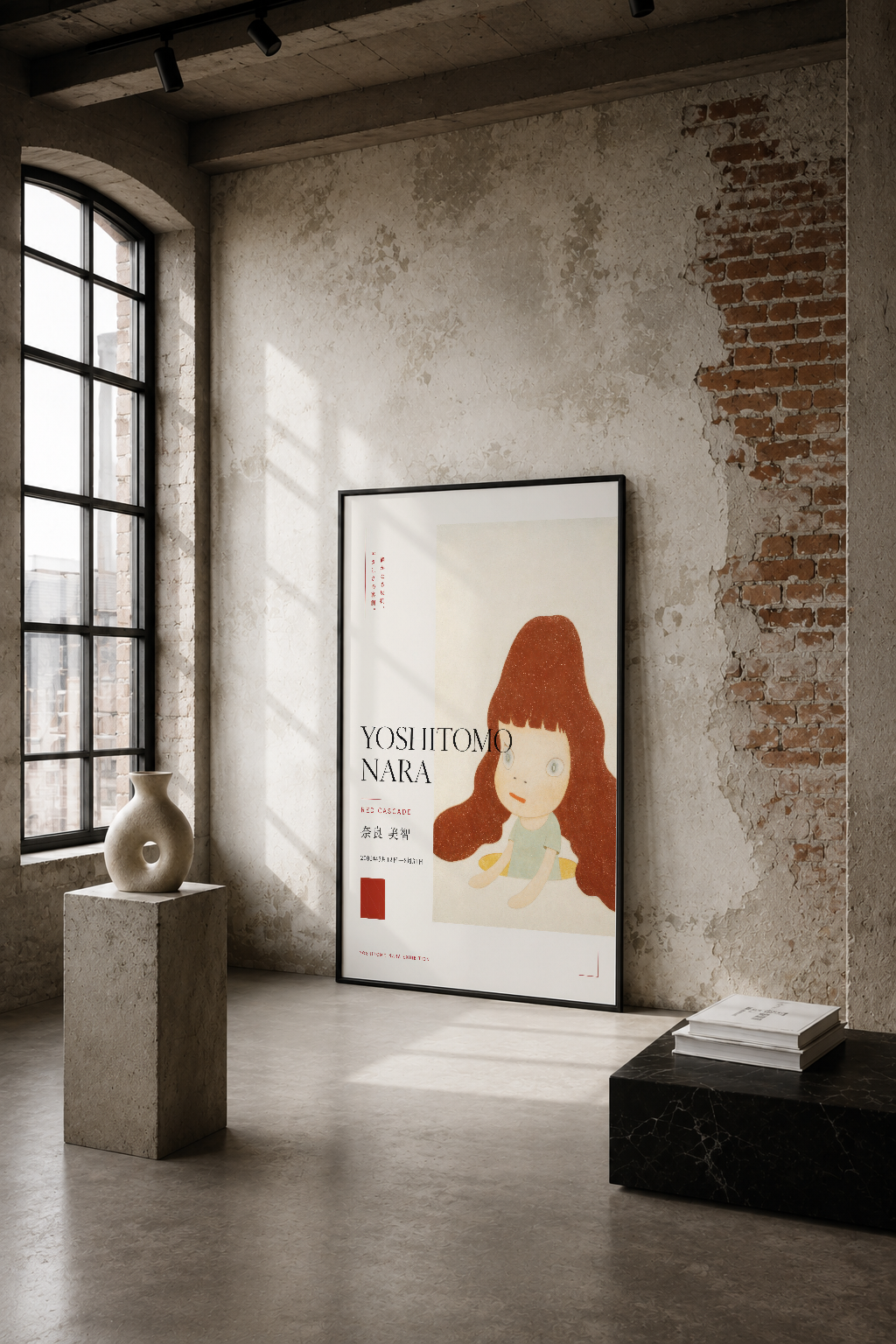 Kızıl saçlı portre ve minimalist tasarımın ön planda olduğu sanat afişi, endüstriyel stiline uygun duvarla dekorlanan