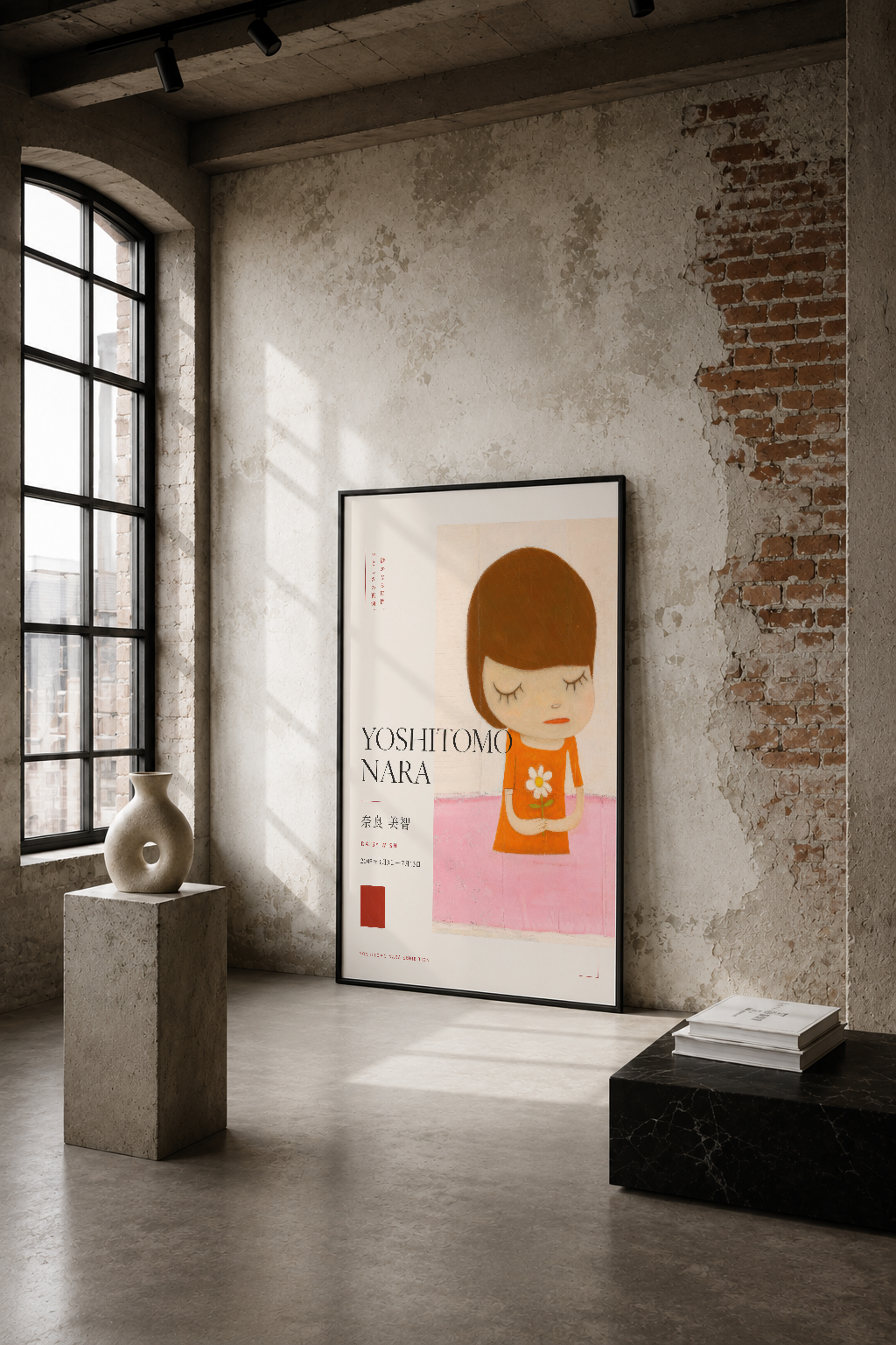 Minimalist endüstriyel mekan duvarında, renkli ve sakin portre tasarımlı modern sanat tablosu.