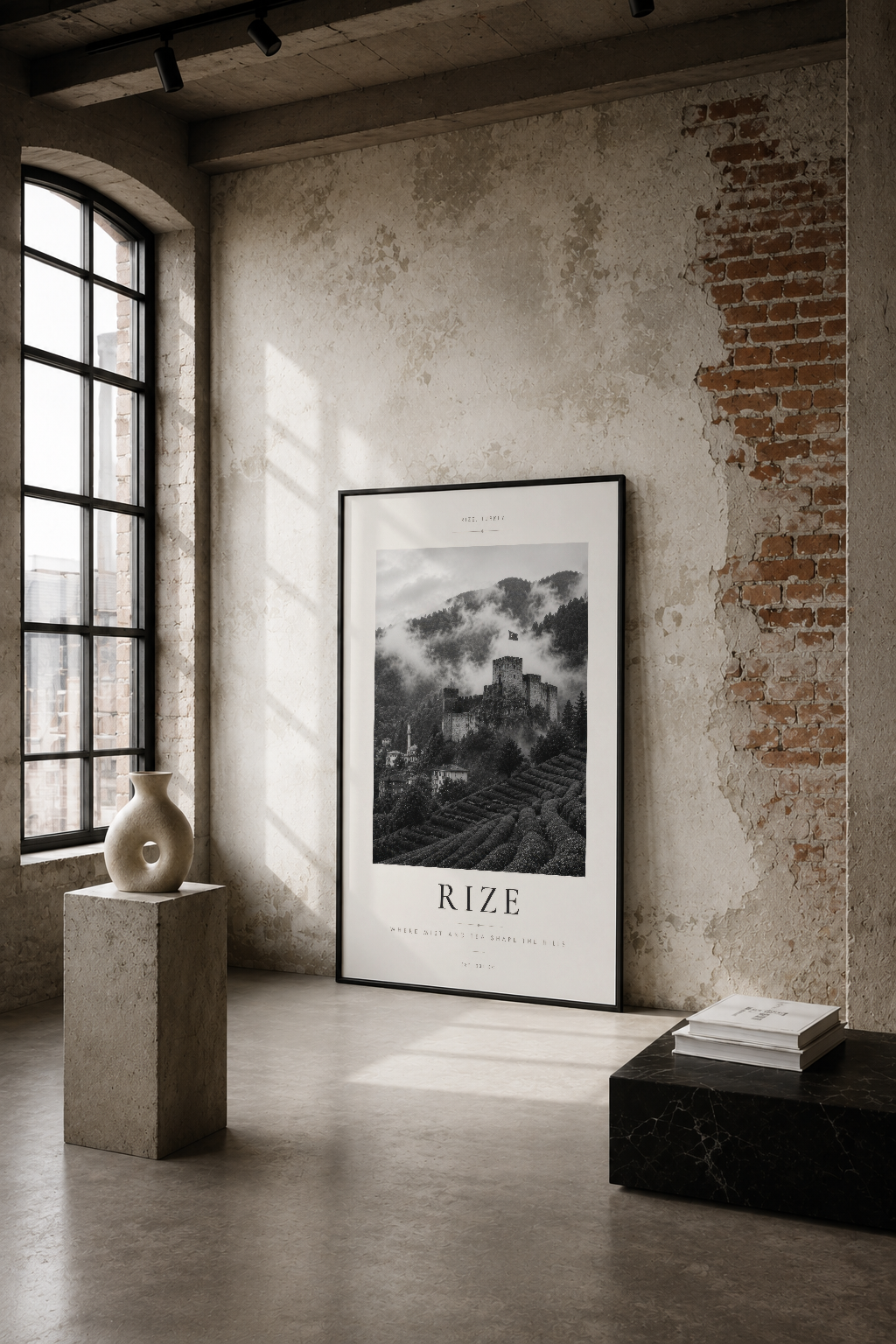 Sisli orman ve kale motifleriyle hüzünlü bir siyah-beyaz poster, endüstriyel tarzda, çıplak tuğla duvarlar arasında sanat