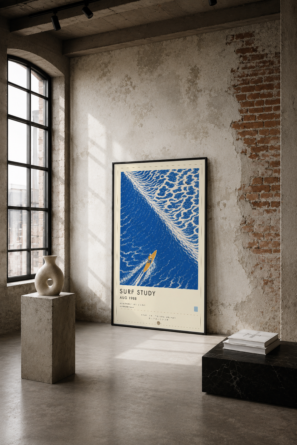 Endüstriyel bir mekânda, vintage stil Surf Study posteri, mavi deniz ve sörf tahtası görselini çıplak tuğla duvarda