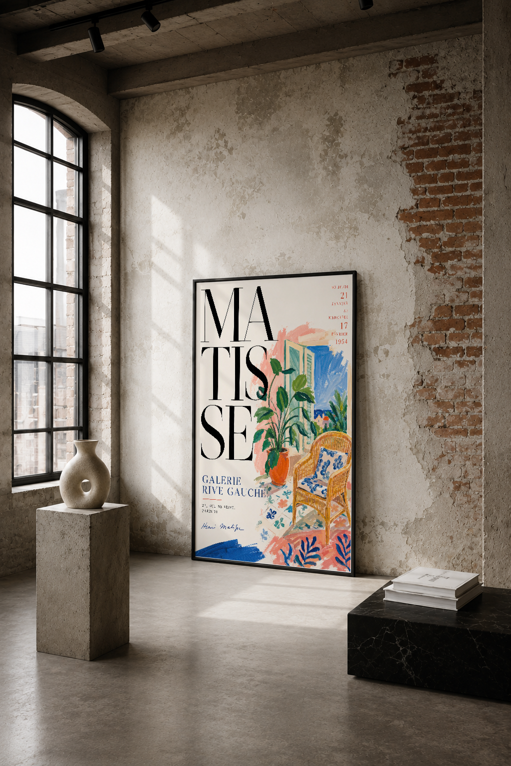 Matisse sanat sergisi posteri, endüstriyel tuğla duvarın karşısında, renkli sandalye ve bitki motifleriyle.